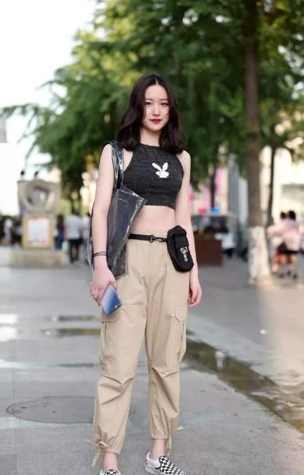 街拍：身材苗条美丽时尚的小姐姐，穿着个性气质动人