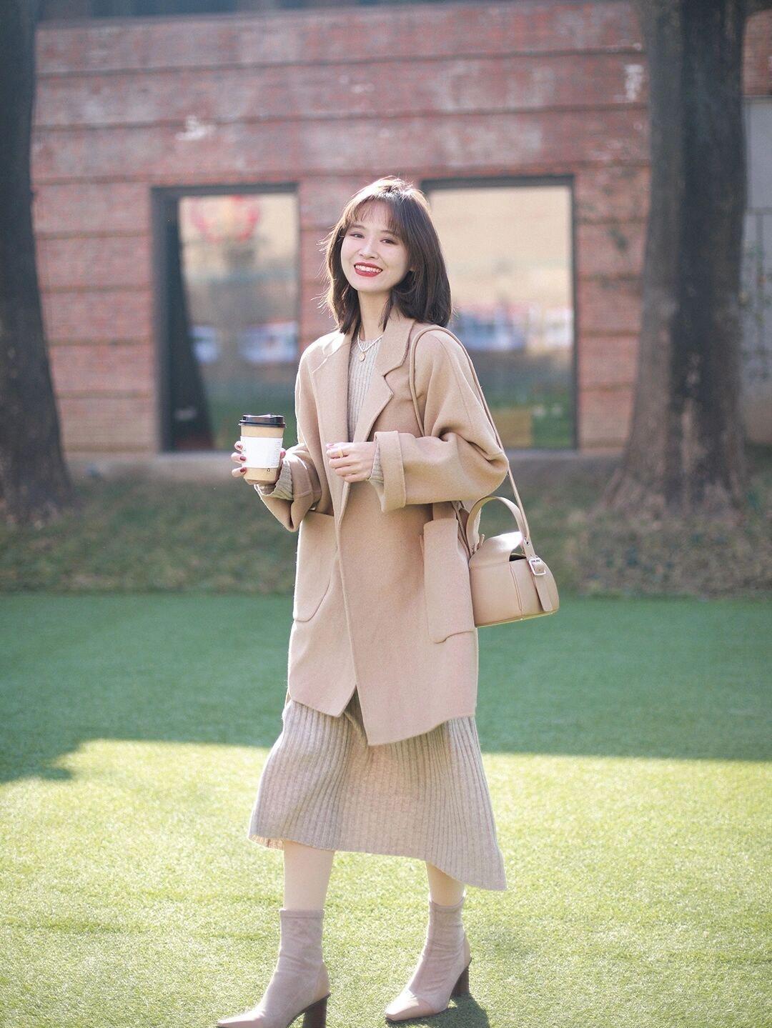 大衣 冬日氛围感穿搭指南,姜黄色大衣配白色阔腿裤,慵懒又随性!