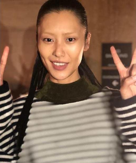 刘雯格纹大衣配墨绿长裤, 个性十足又“嚣张”, 无眉颜值依旧很高