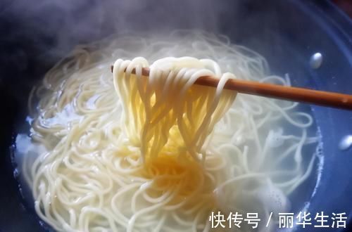 大厨|煮面条,水开下锅是大忌!学会饭店大厨的做法,面条劲道不起坨