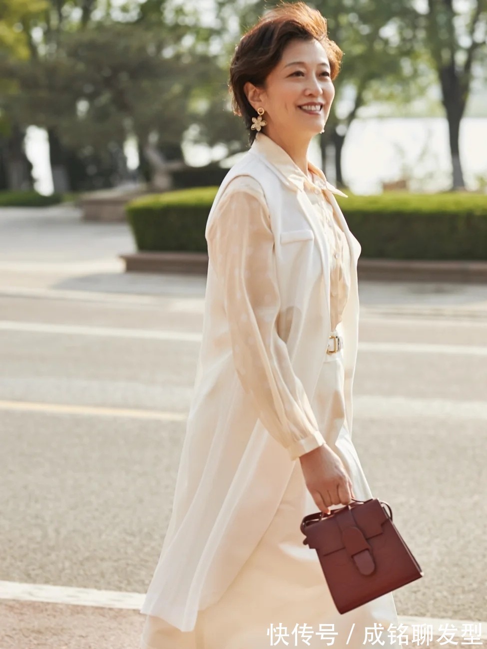 腰带|体型“微胖”的中老年妈妈们,最好别穿得太紧身,显胖又没品位