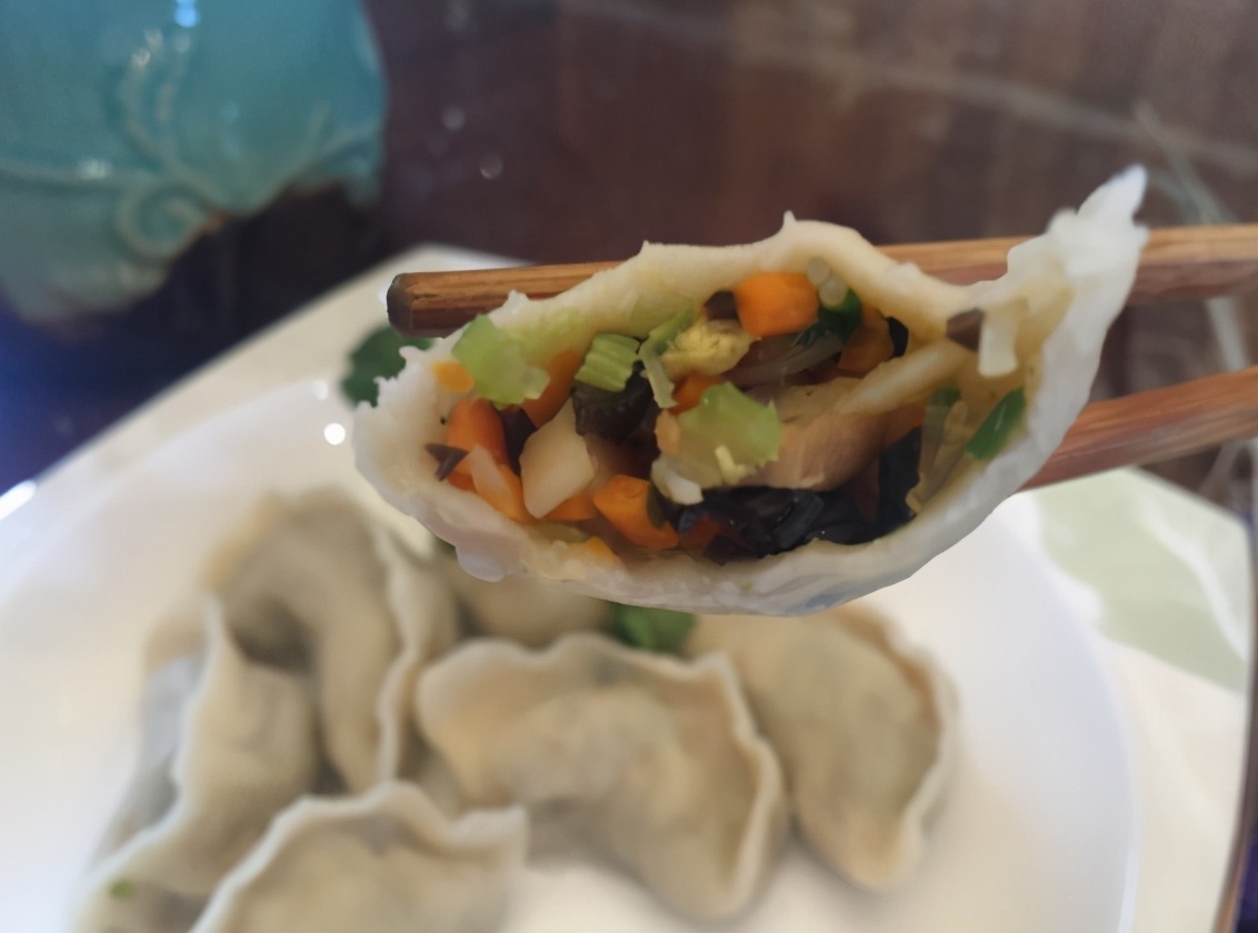 调韭菜馅,调料牢记“2放2不放”,韭菜翠绿不出水,鲜味足,好吃