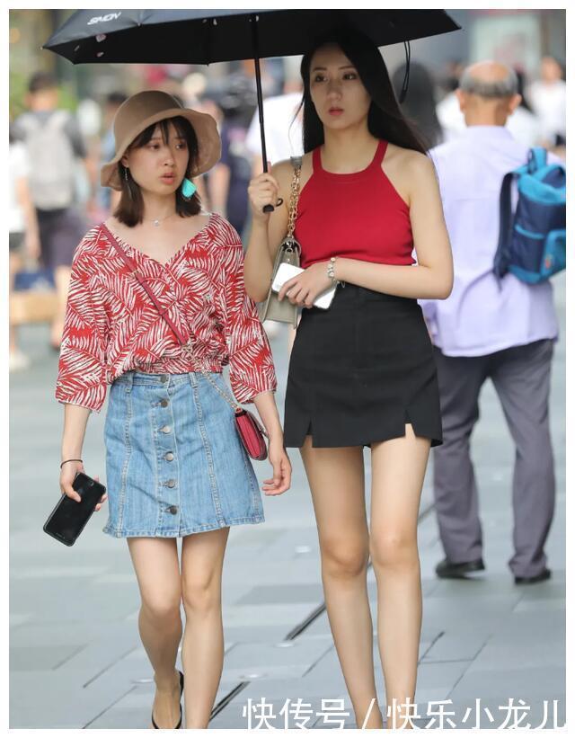 柔顺|挂脖上衣搭短裙, 乌黑柔顺的长发随意披散, 散发着十足的温柔感