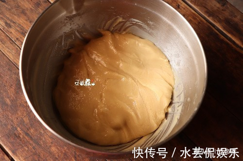 低筋面粉|一斤多重的月饼有六个蛋黄，没等回油，就被抢走吃掉，有那么馋吗