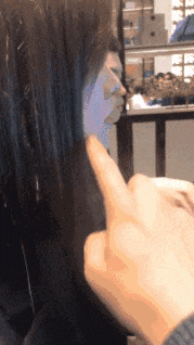 |搞笑GIF趣图：美女不要激动，我只是想摸一下你脸上的粉有多厚