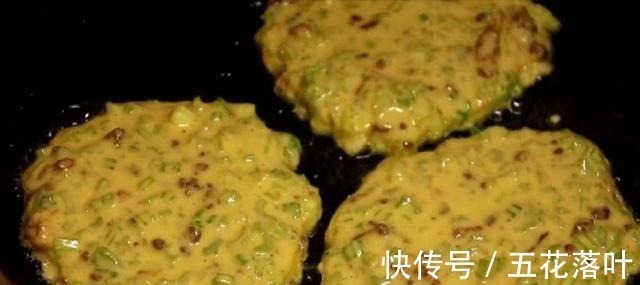 芹菜别再炒了,打入2个鸡蛋,筷子一搅,5分钟出锅,好吃又营养!