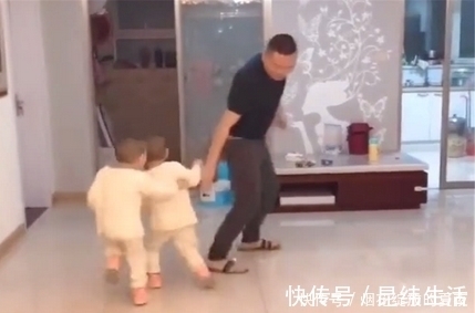 宝宝|爸爸假装打妈妈,双胞胎宝宝的反应暖心,感觉爸爸才是意外
