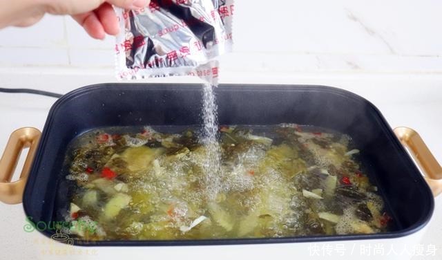  酸菜鱼在家做原来这么简单，酸菜爽口，鱼肉鲜美，连汤汁都好喝