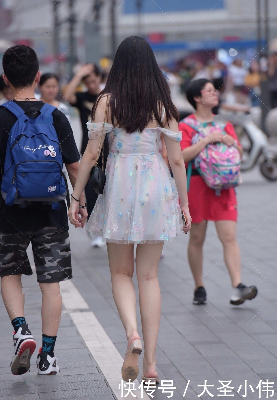 美女街拍:微胖才是女生最美的状态吧!男生都喜欢这种类型吗?我是很喜欢