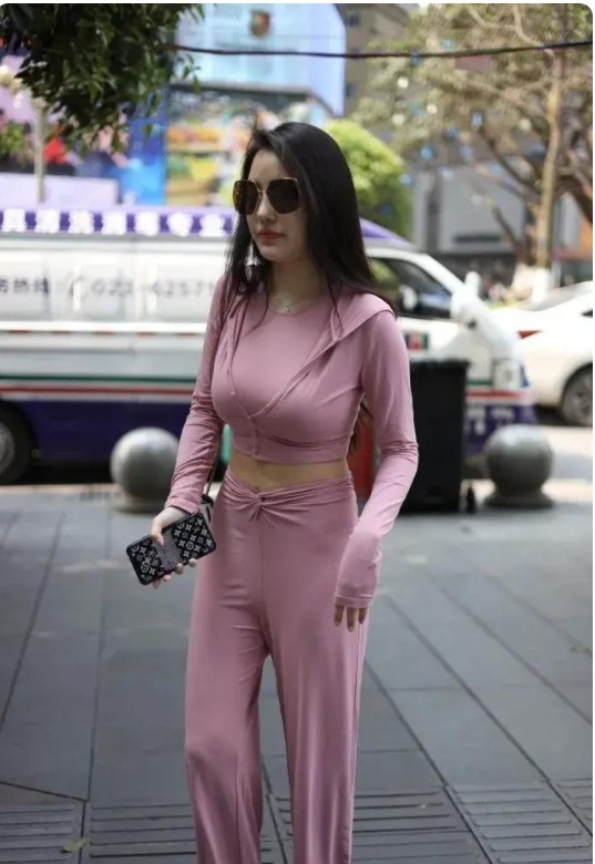 瑜伽服 粉色的瑜伽服套装时尚、简洁,搭配高跟鞋走在街上显得优雅迷人