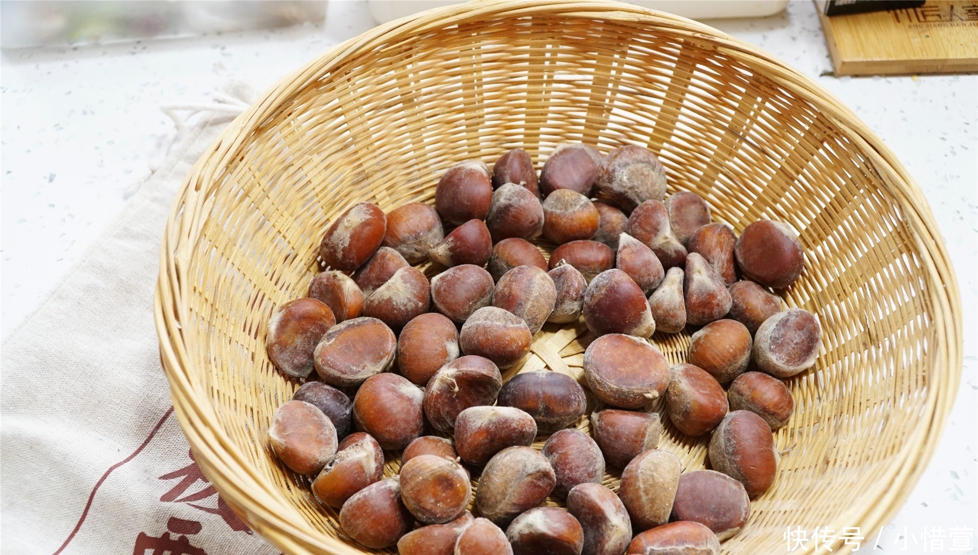 教你巧剥板栗,一撕一挤就出来,几分钟剥一堆,干净完整不伤手