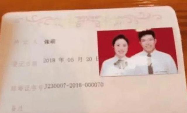 结婚证|小夫妻的结婚证火了,看到他们的名字后,网友替孩子取的名绝了