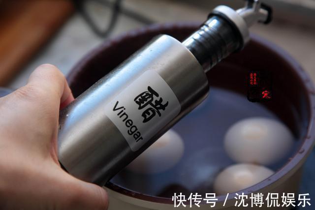 鸡蛋别直接用清水煮，多加2步，不炸裂，蛋壳还一剥就掉