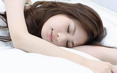 颈椎病|颈椎疼、脖子僵多半是3个原因所致教你2招，和颈椎病说拜拜