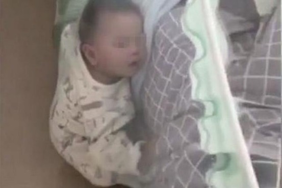 儿子|妈妈半夜醒来,发现8个月大的儿子“丢了”,找到后吓出一身冷汗