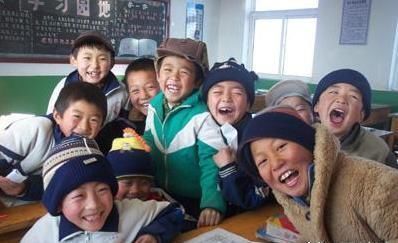 小学生|小学生放学，孩子背“麻袋”当书包，站在队伍外不敢靠近惹人心疼