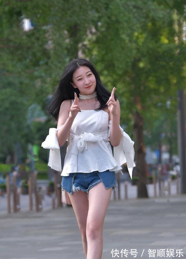 搭配 紧绷束腰的打底裤,让着装造型远离廉价感,简约休闲!