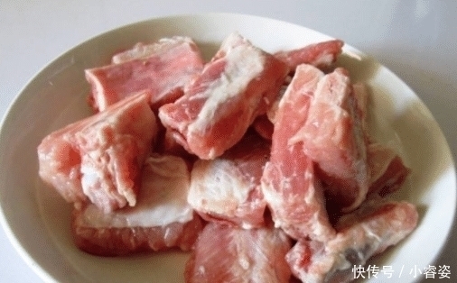 买排骨时,聪明人见到这些排骨会扭头走,“买一斤送一斤”也不要