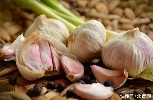 为何大蒜是生活里不可或缺的食材?除了降低癌症风险,还能防止感冒