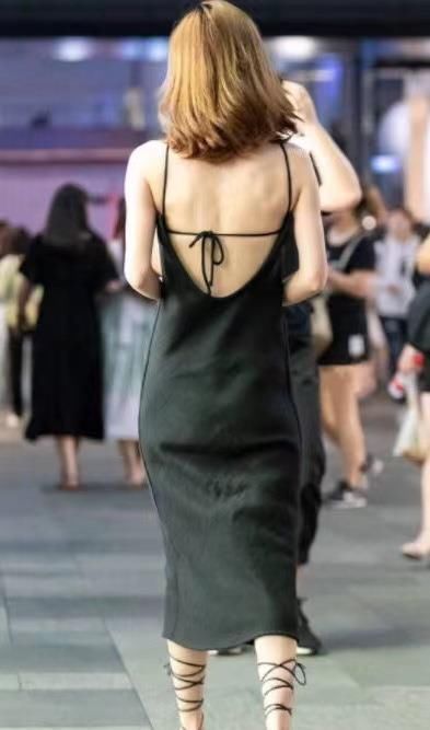 蝴蝶骨 跟着网红学穿搭,保证不踩雷,黑色连衣裙,呈现出优秀的蝴蝶骨