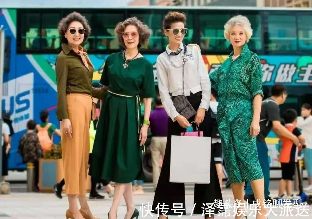 卷度 这才是六十岁女人最好看的发型,发量显多又好打理,白发更显气质