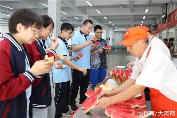 高中|哈密瓜来了!郑州11中新疆高中班学子收到家乡送来的救援物资