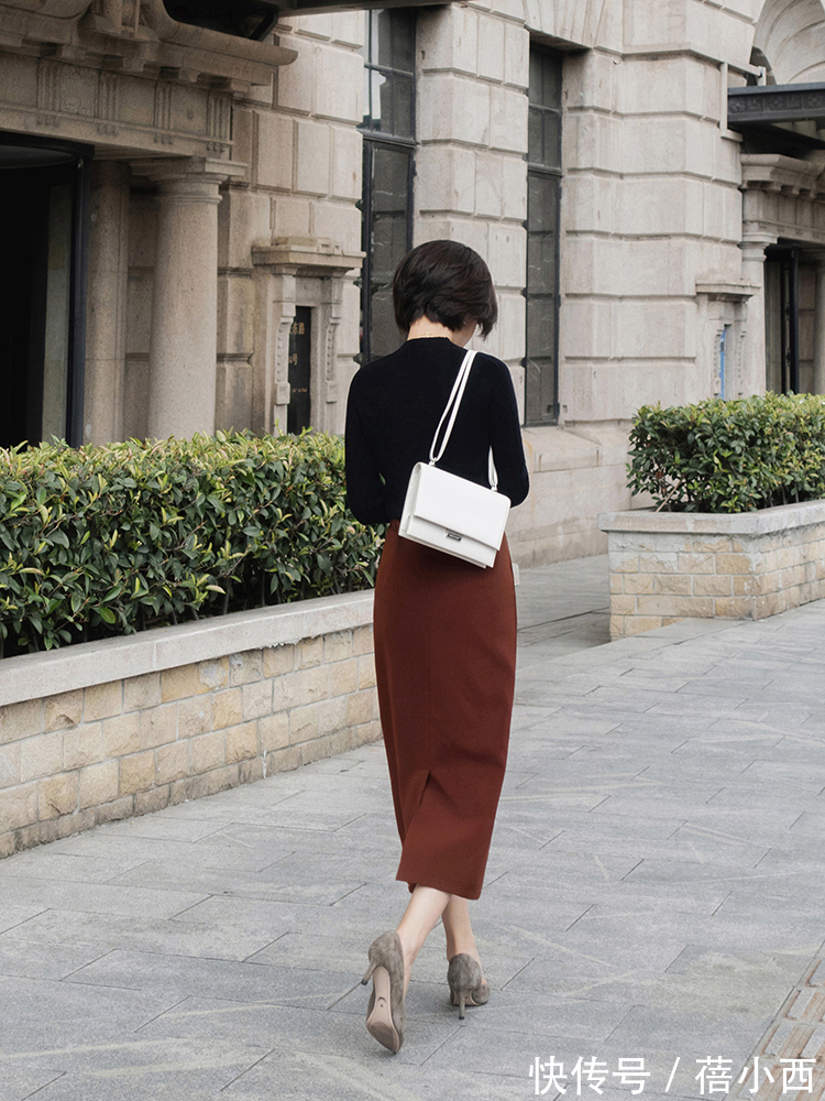 小姐姐|秋天建议30+女性多穿“黑色针织衫”,搭配半身裙,优雅到骨子里