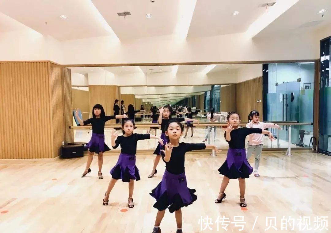 舞蹈|孩子在广场跳拉丁,服装被指太“暴露”,宝妈:不会让女儿这么穿