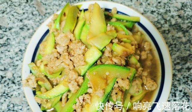 西葫芦条|冬天寒冷,多吃这菜,脆嫩鲜绿不油腻,没技巧没难度,营养又下饭!