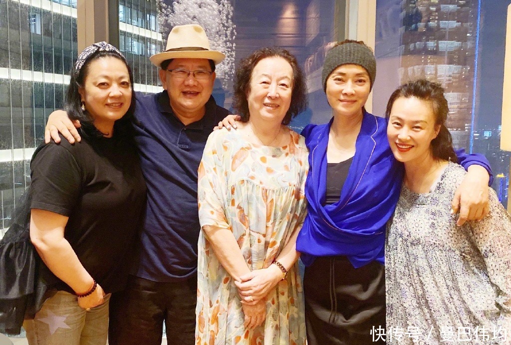 掀起刘海|58岁毛阿敏真的老了,掀起刘海穿垫肩拼接裙做女王,好绝一女的