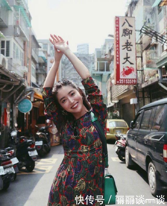 日本火了一位港风博主，基础款只要抹上红唇就时髦，大方又气质