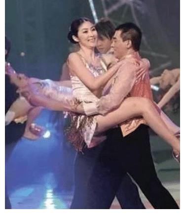 沒情趣愛黑臉還拽拽的！陳小春終被應采兒馴服，愚夫手段可出書了