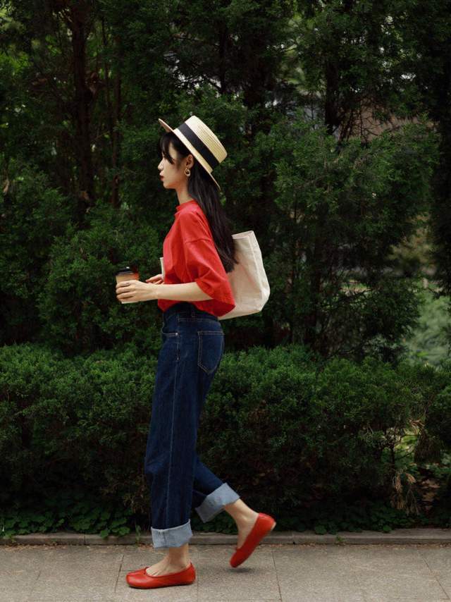 紧身裤|不挑年龄的“红色”T恤,搭配牛仔裤简约又通勤,可甜可咸