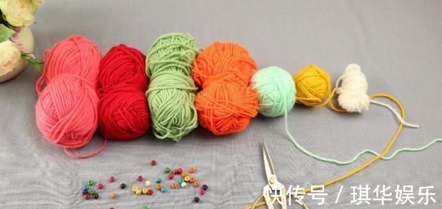 没用的旧毛线不要扔，缠在手上剪一刀，朋友看了都问我在哪里买的