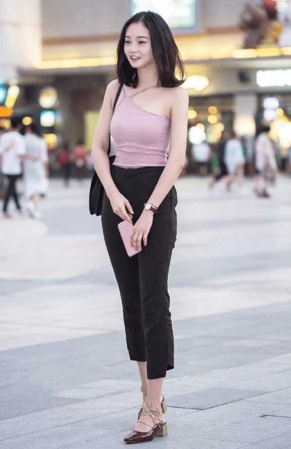 街拍:奶奶式的绑带鞋,显脚瘦就罢了,让人丝毫没有抵抗力