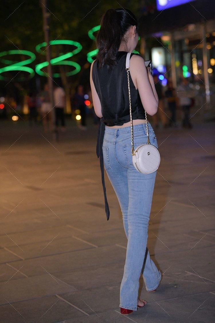 修身长裙 深灰色修身长裙,上身舒适,时尚大气