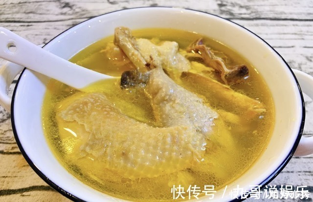 土鸡|炖鸡时,有人焯水,有人直接炖,都不对!教你一招,营养翻倍