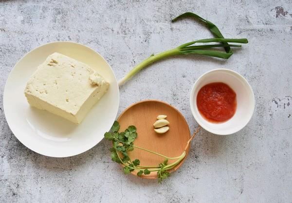 肉也贵,青菜也贵,还是在家吃豆腐吧,2块钱做一盘,真是实惠