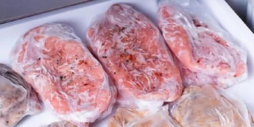 冻肉取出冰箱，千万别用热水和冷水泡，教你这样解冻，跟鲜肉一样