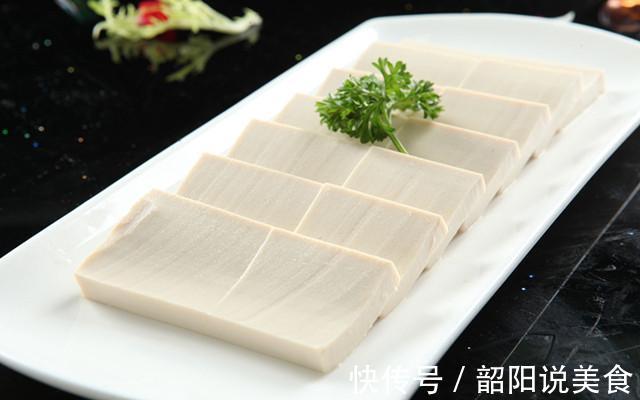 煎豆腐时，切记不可直接下油锅！多加这1步，豆腐不碎不粘锅