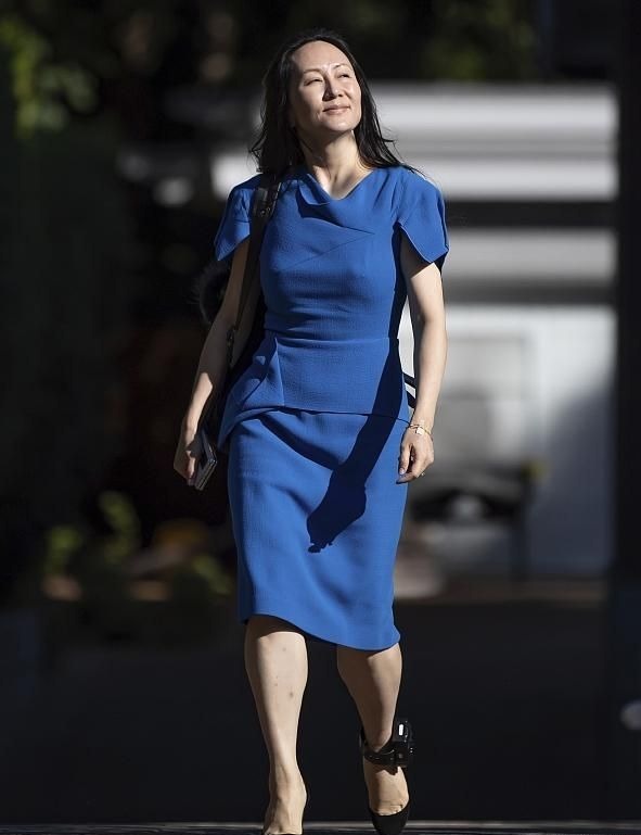 运动鞋|孟晚舟罕见咧嘴笑!扎头发无惧露发际线,穿“鸿星尔克”太抢镜