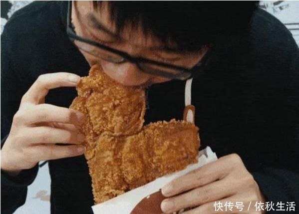 华人|儿子抢别人鸡排吃,妈妈一旁帮腔护短,女孩的回答让妈妈后背发凉
