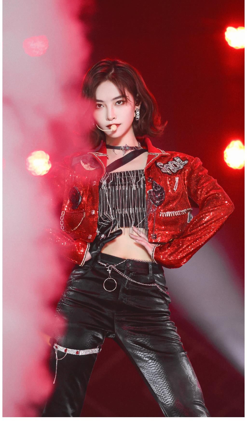 许佳琪的舞台照,爱看一些自信又吸引的美女