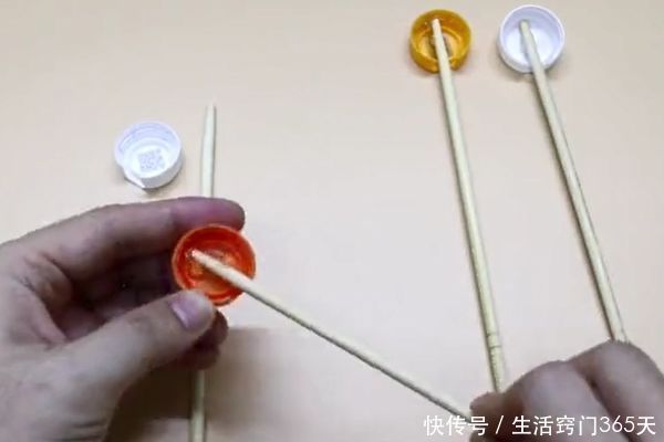 在筷子上粘几个塑料瓶盖，解决了很多家庭的困扰，省钱又实用！