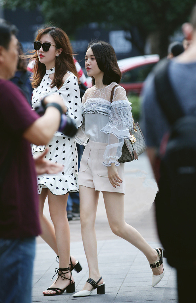 街拍|重庆街拍,一字肩的简约搭配,也能让你美美哒!