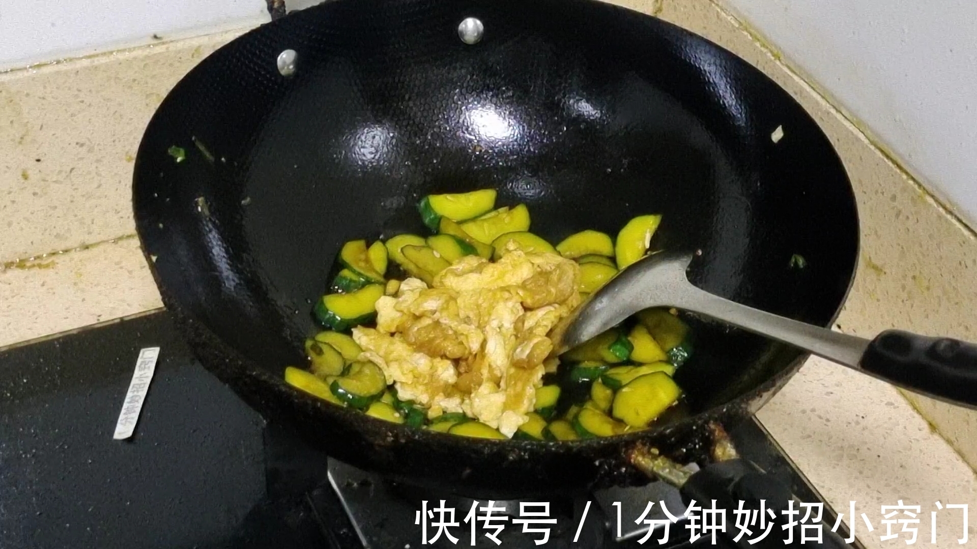 家常|厨师长分享黄瓜炒鸡蛋的家常做法,颜色翠绿不出水,讲解通俗易懂