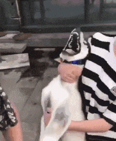 |搞笑GIF:只见过扫帚可以这样玩,没想到铁锹也可以