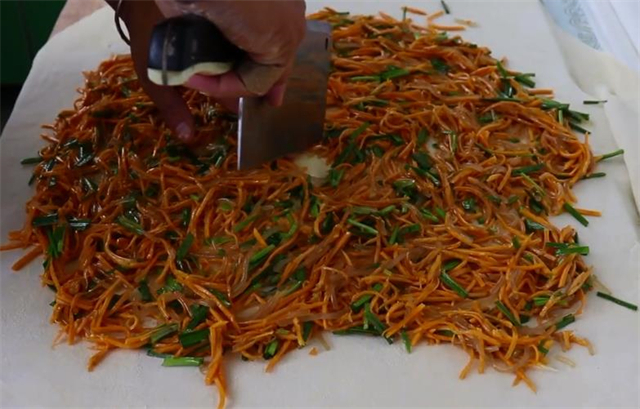 陕西|教你在家做陕西特色小吃滋卷,皮薄如纸,越吃越香,做法超简单