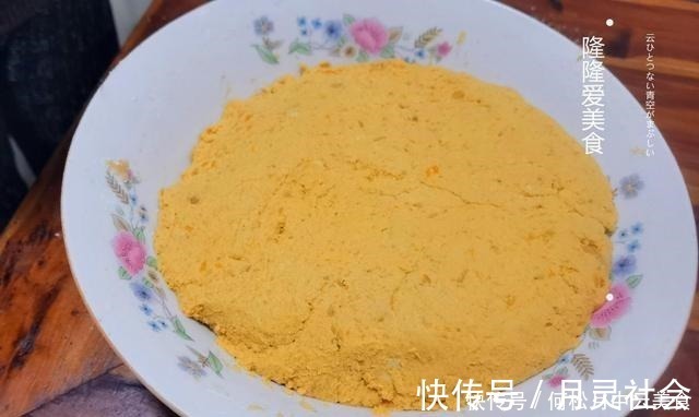 红薯配上糯米粉，无需高超的烹饪技巧，做出让孩子赞不绝口红薯饼