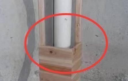 装修工人|一旦发现装修工人这样包水管,直接他赔钱走人,这是在毁了房子